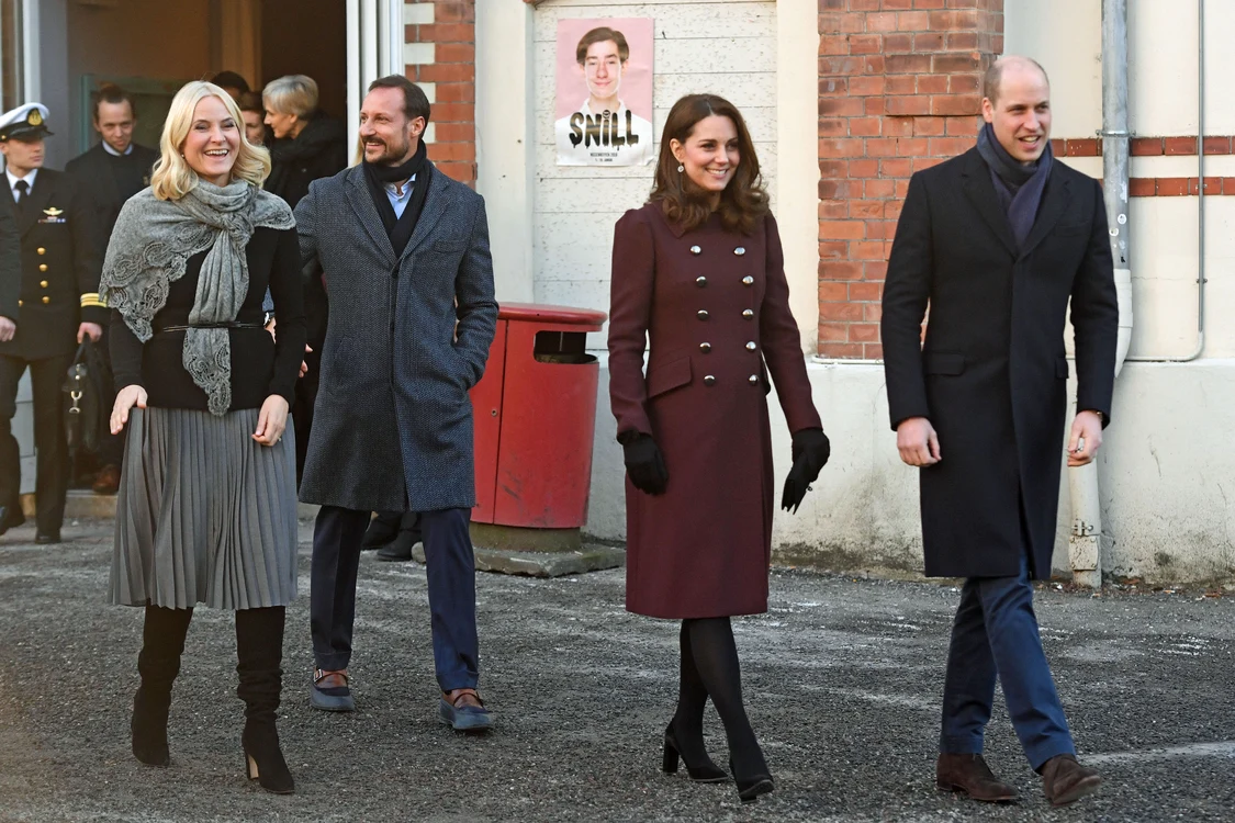 Prințesa Mette-Marit în stânga