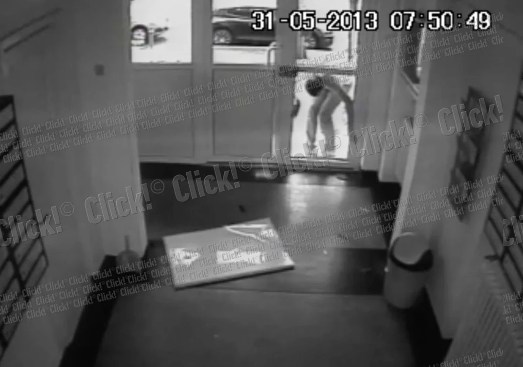 Gabriel Tamaş a spart uşa blocului şi a urcat cu greu până la etajul unu.