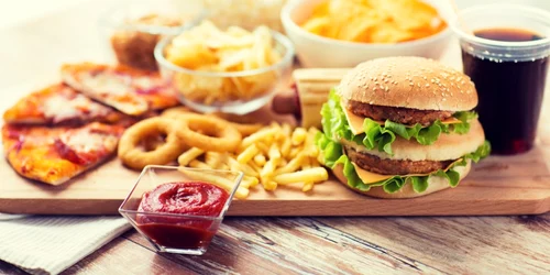 Fast food  - burgeri- cartofi prajiti - FOTO Shutterstock 