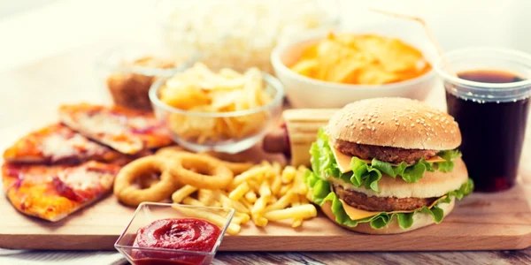 Fast food  - burgeri- cartofi prajiti - FOTO Shutterstock 