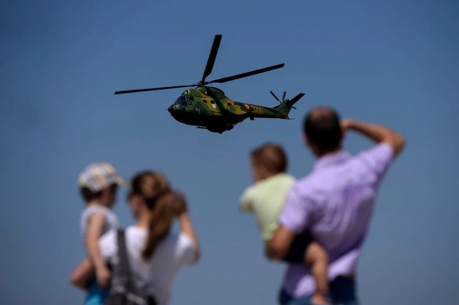 Avioane de luptă şi elicoptere survolează Capitala 