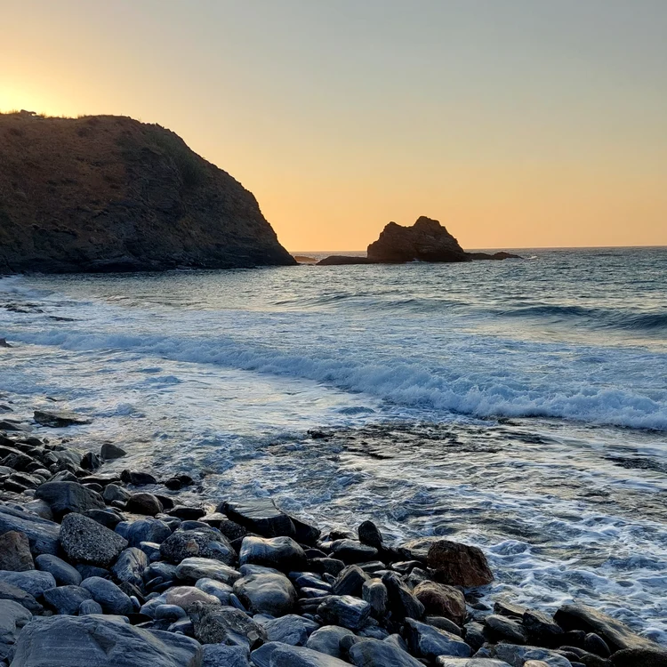 Plajă pe insula Ikaria FOTO wikipedia
