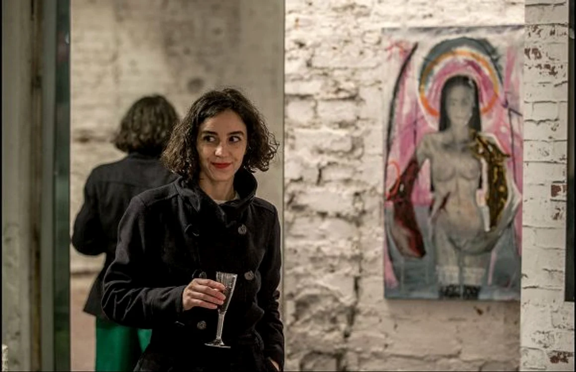 Artista bucureşteană de origine basarabeană Diana Tudose, la
vernisajul expoziţiei de marţea trecută    
FOTOGRAFII: Facebook / Octavian Balea et al.
