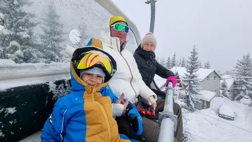 Bunicii și părinții Roxanei Vancea s-au bucurat sa iei vadă nepotul la schi