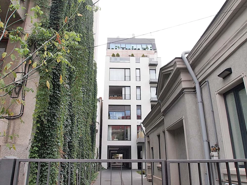Apartamentul e situat la etajele 5 şi 6 ale acestui imobil exclusivist