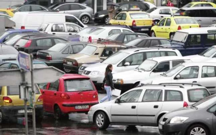 Parcometre urmează să fie montate şi în parcarea de la Piaţa Centrală, mereu aglomerată Foto: Victor C. Boldîr