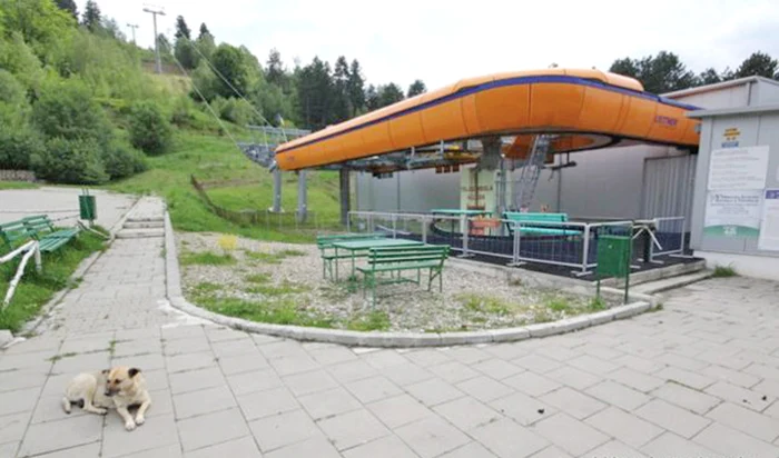 Telegondola din Parâng e mai mult închisă şi înconjurată de gunoaie