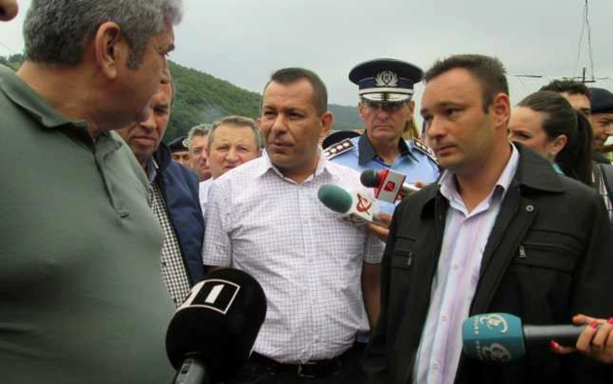 Primarul din Vaideeni (foto dreapta) a trecut la PSD datorită ajutorului primit la inundatii. FOTO arhiva Adevarul