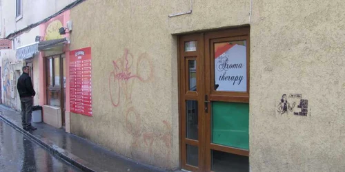 Patronii magazinelor de vise din Cluj nesocotesc decizia municipalităţii şi continuă să vândă produse etnobotanice.