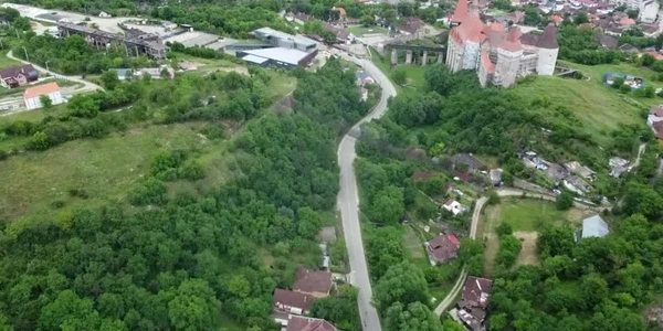 Zona Castelului Covinilor. Aici a fost staţia finală a funicularelor din Ţinutul Pădurenilor