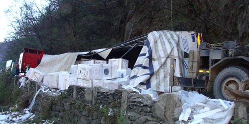 Drumarii, singuri pagubiti in accidentul cu masini de spalat care au blocat Valea Oltului