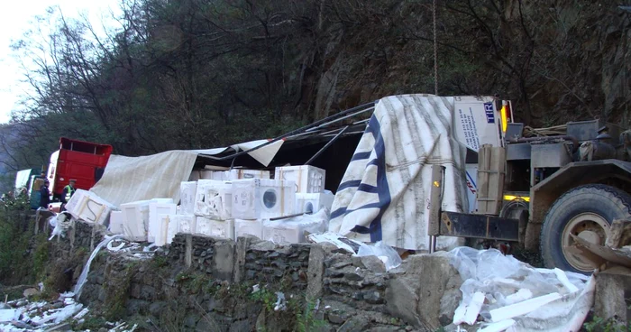 Drumarii, singuri pagubiti in accidentul cu masini de spalat care au blocat Valea Oltului