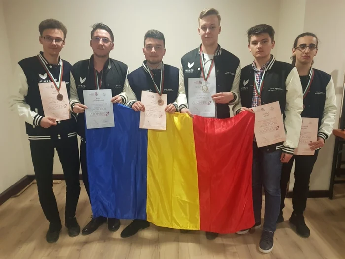 Studenţii medaliaţi   FOTO Arhiva Universităţii Tehnice din Iaşi