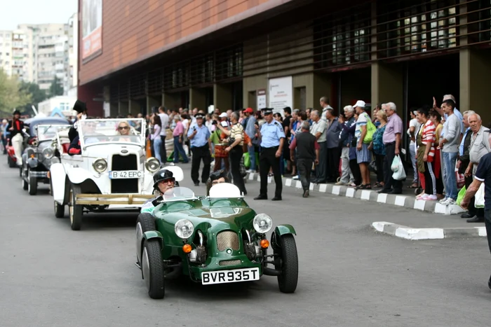 
    Maşinile de epocă au defilat în jurul primăriei sectorului 2  