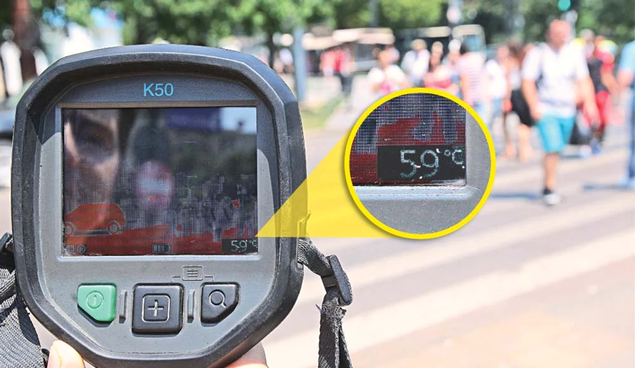 
    O cameră termosensibilă, folosită ieri  de reporterii noştri, indica 59 de grade  în Piaţa Unirii, la nivelul asfaltului. De obicei,  dispozitivul e utilizat de pompieri pentru  localizarea focarelor de foc, ascunse în pereţiFoto: Sever Gheorghe/Eduard Enea  