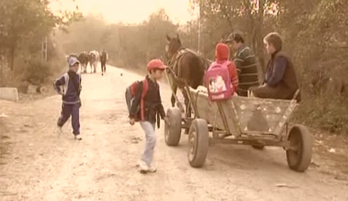 Elevii din Seaca de Pădure merg la ore cu căruţa