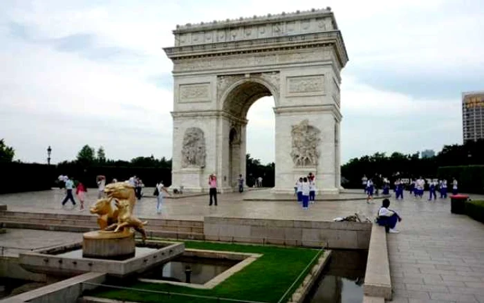 Arcul de Triumf din Paris se numără printre cele mai vizitate obiective turisitce din lume, dar şi din orăşelul tematic din Shenzen, China www.chinafacttours.com