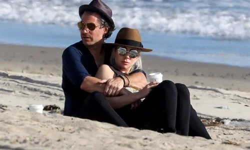 Lady Gaga s a despărţit de logodnicul său după doi ani de relaţie  jpeg