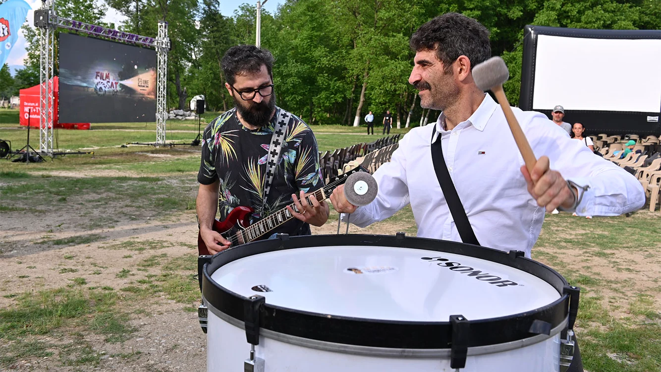 Toma Cuzin organizează festivalul „Film în sat”, în Peştişani