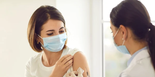 vaccinare imunizare injectie umar foto shutterstock