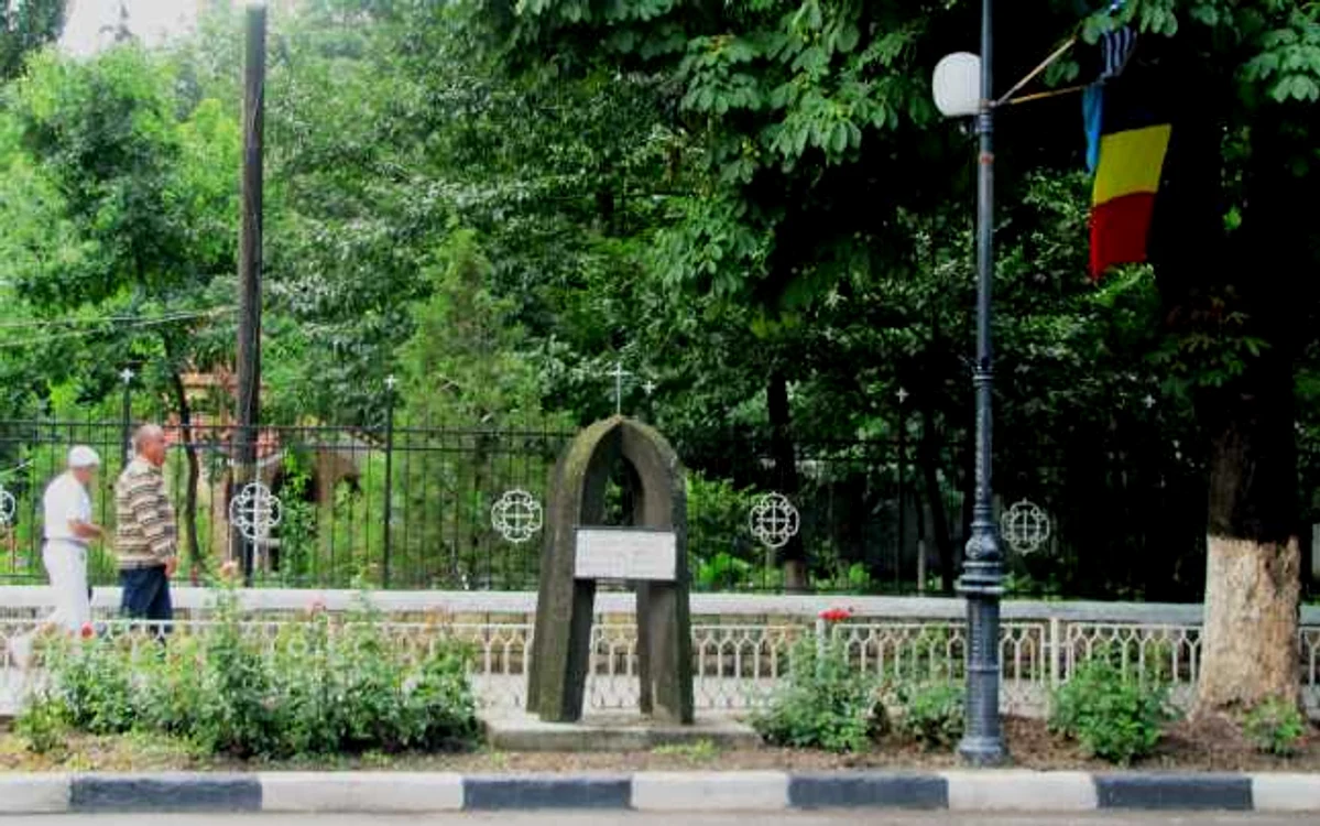 Doar un monument mai aminteşte azi de accident / FOTO Bogdan Vladu