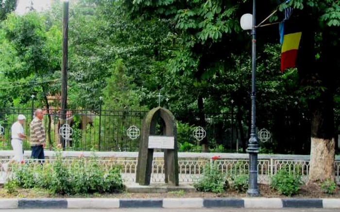 Doar un monument mai aminteşte azi de accident / FOTO Bogdan Vladu