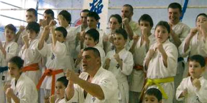 Tinerii karatişti s-au întors victorioşi de la campionat