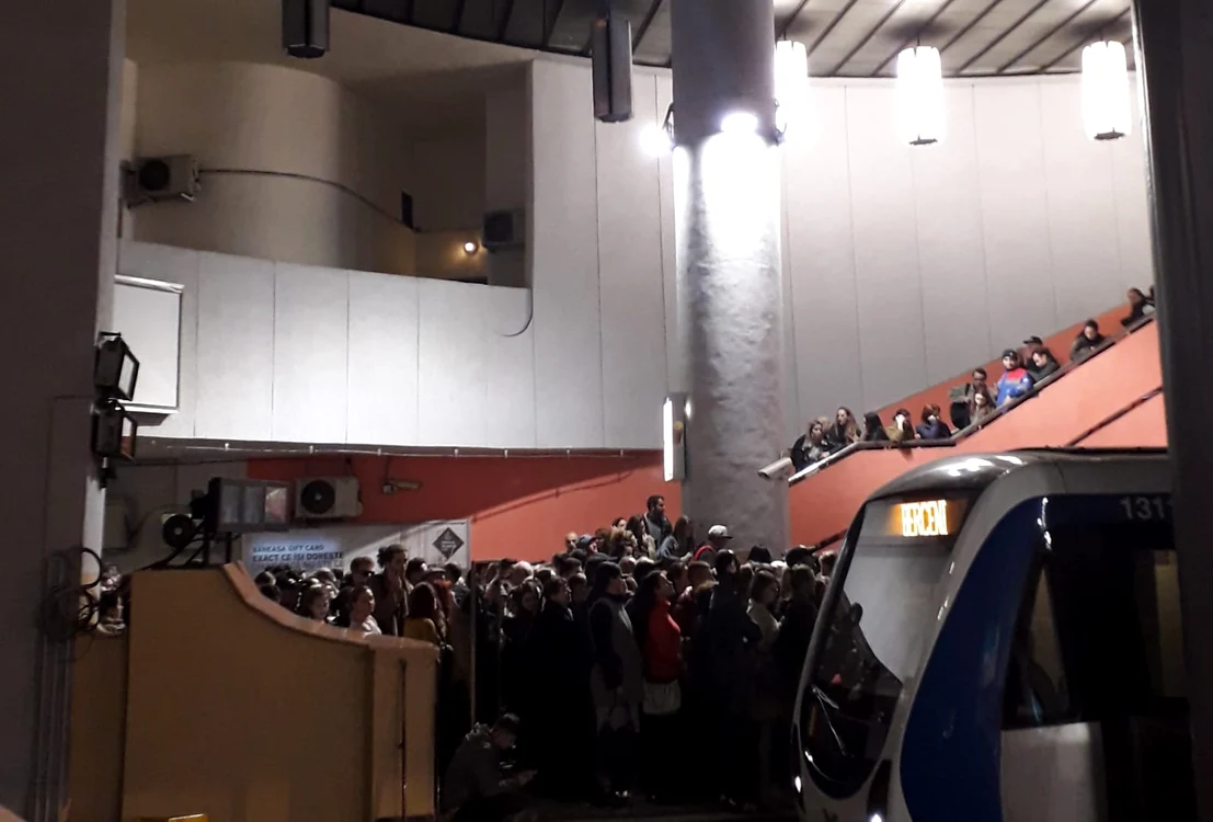 
    În Stația de metrou Pipera au fost blocați atât de mulți călători încât lumea nu putea ajunge pe peron  