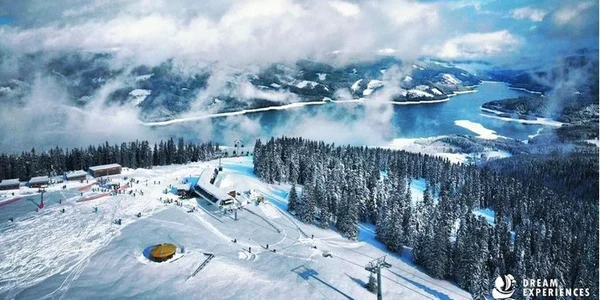 Domeniul schiabil Vidra Transalpina Voineasa din judeţul Vâlcea Foto Dream Experiences