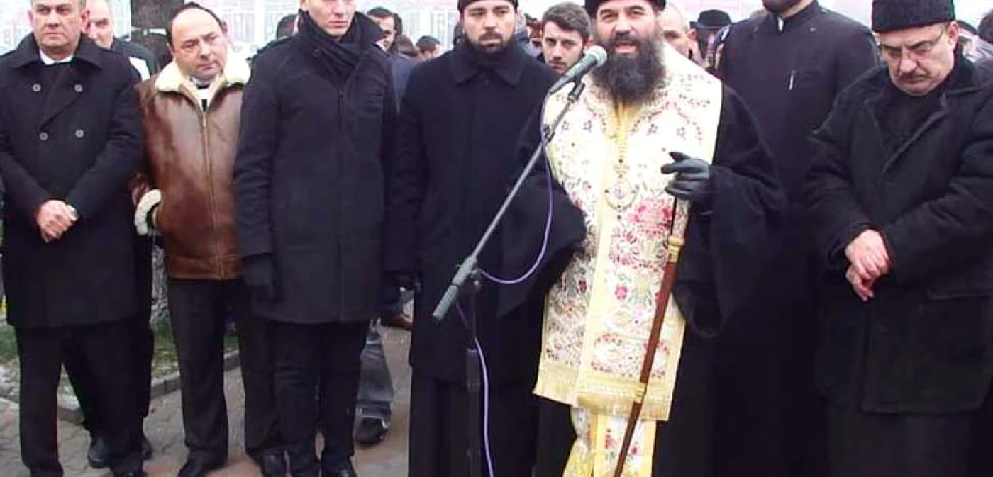 Politicienii fac roată în jurul PS Sebastian al Slatinei atunci când acesta vorbeşte (FOTO: Mugurel Manea)