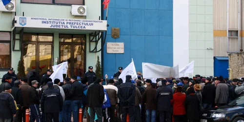 Sindicaliştii au protestat în faţa Prefecturii