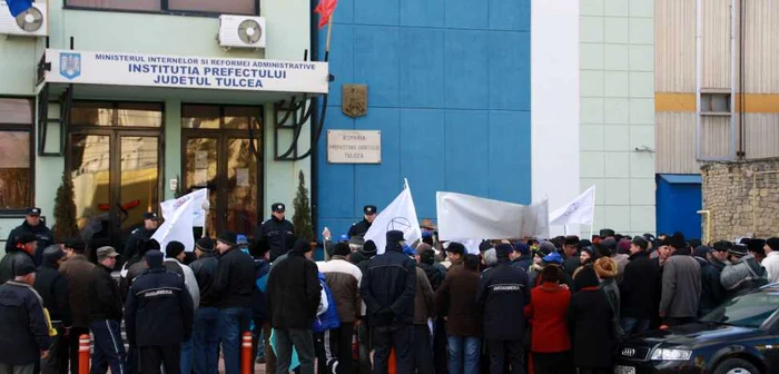 Sindicaliştii au protestat în faţa Prefecturii