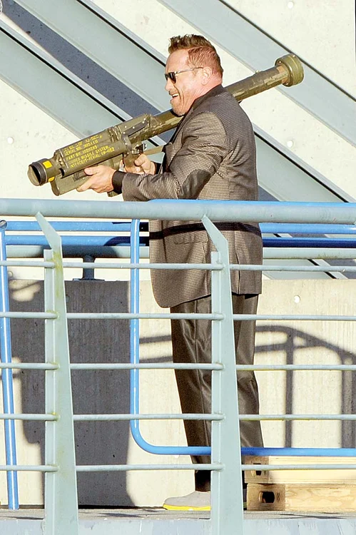 ... distruge  tot cu bazooka