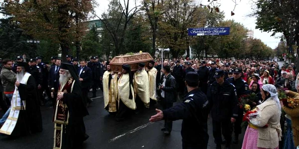 Scoaterea Moaştelor Sfântei Parascheva (Foto arhivă)