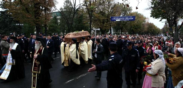 Scoaterea Moaştelor Sfântei Parascheva (Foto arhivă)