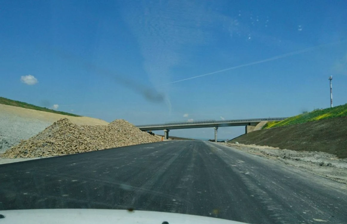 Pe lotul 4 lucrările sunt avansate şi ar putea fi finalizate în 2017. Foto: Asociaţia Pro Infrastructură