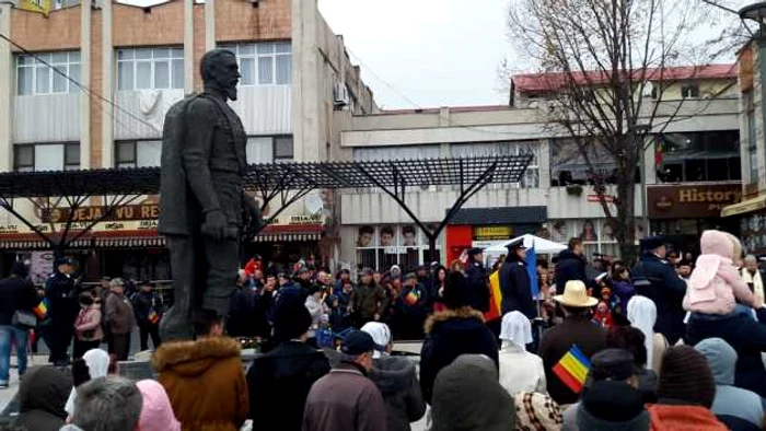 Sute de oameni au participat la Slatina la manifestările de 1 Decembrie FOTO Alina Mitran