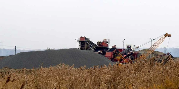 Balastierele au schimbat complet relieful zonei şi au acoperit cu praf zeci de hectare de teren Foto: Alex Policală