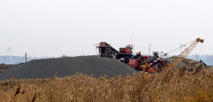 Balastierele au schimbat complet relieful zonei şi au acoperit cu praf zeci de hectare de teren Foto: Alex Policală
