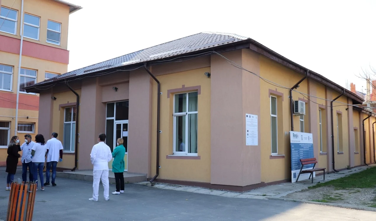 Corpul vechi al Spitalulu Mioveni, în care sunt trataţi bolnavi COVID-19