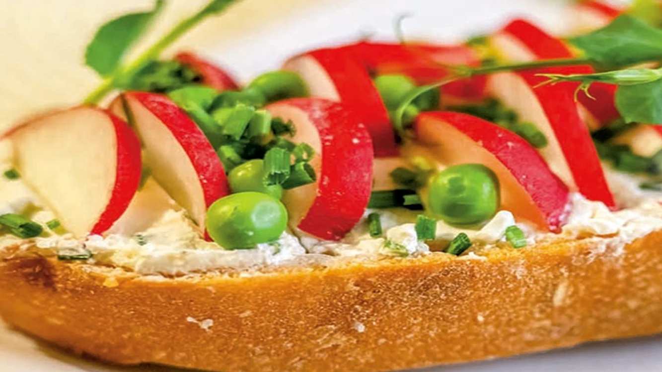 sendvis cu crema de branza si legume jpg