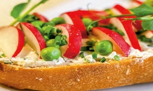 sendvis cu crema de branza si legume jpg