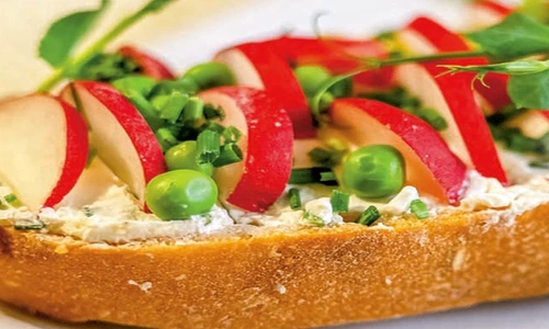 sendvis cu crema de branza si legume jpg
