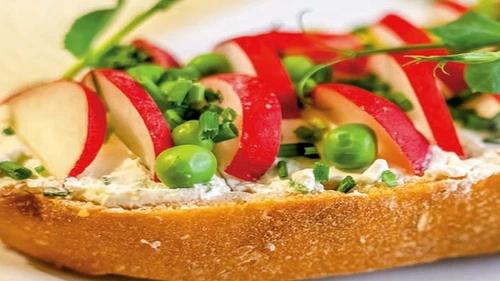sendvis cu crema de branza si legume jpg