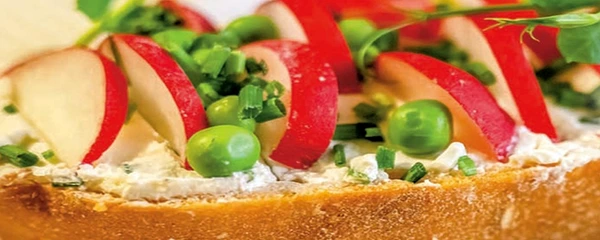 sendvis cu crema de branza si legume jpg