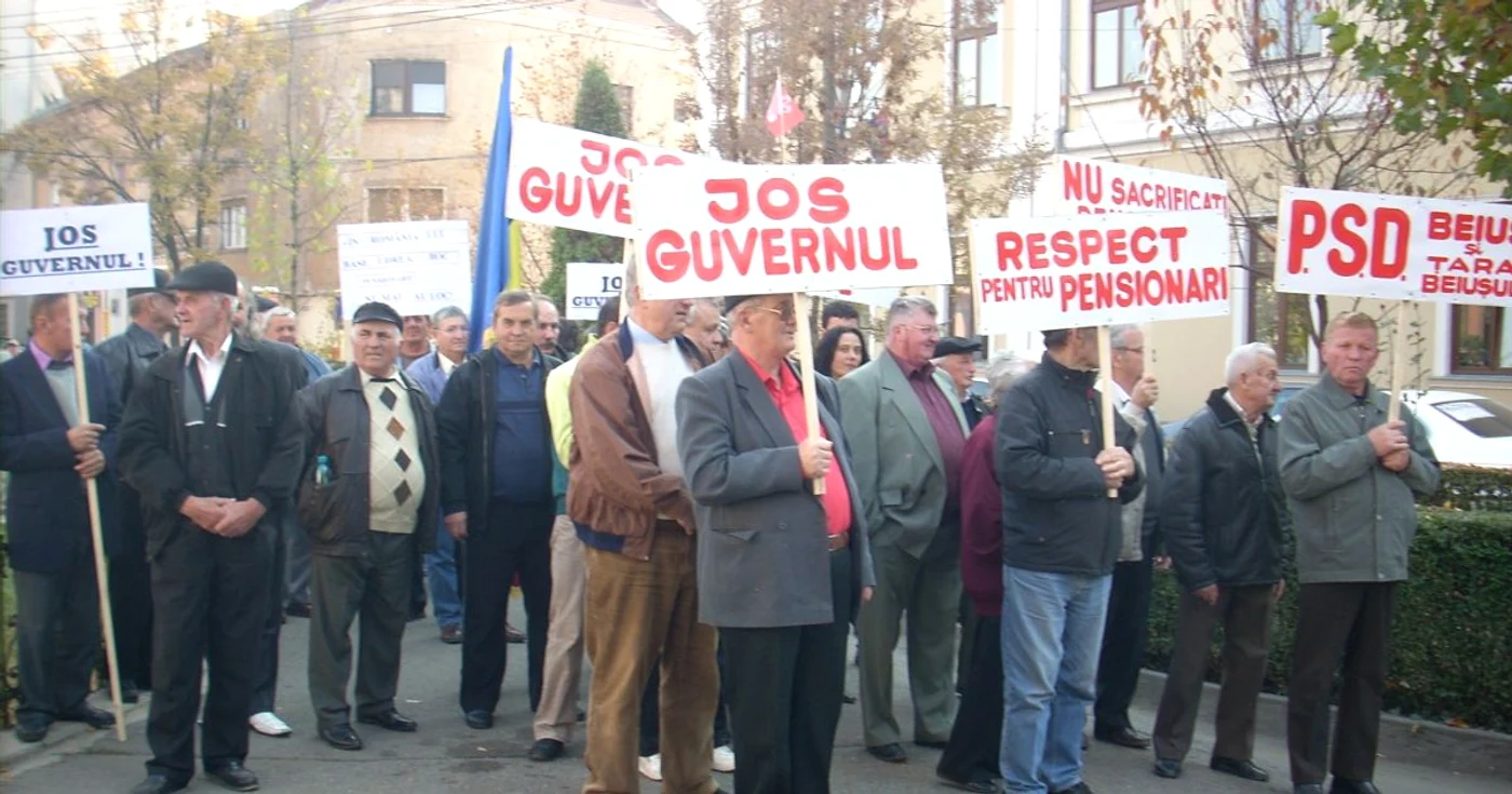 o parte din pensionarii bihoreni au protestat în faţa Prefecturii