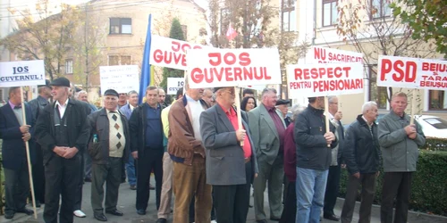 o parte din pensionarii bihoreni au protestat în faţa Prefecturii 