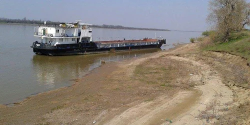 navigatie cu probleme in aval de turnu severin FOTO Corina Macavei