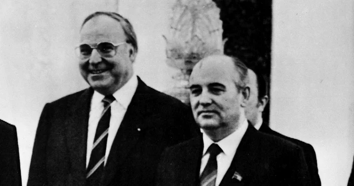 Helmut Kohl (stânga) şi Mihail Gorbaciov (dreapta) FOTO AP