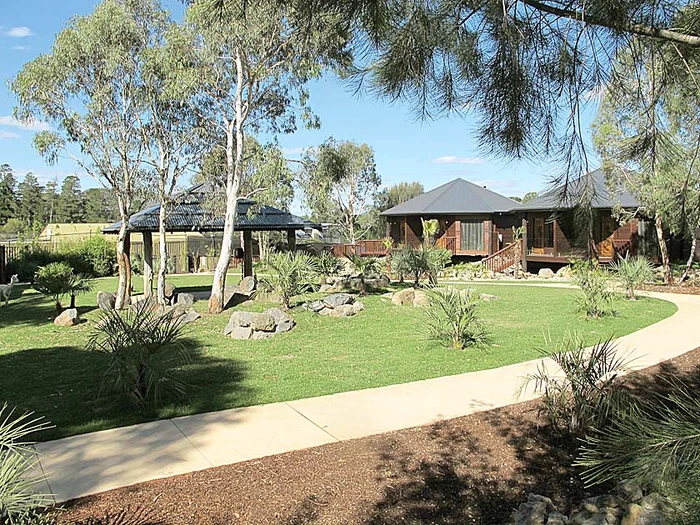 Casele de lemn sunt aşezate în parc